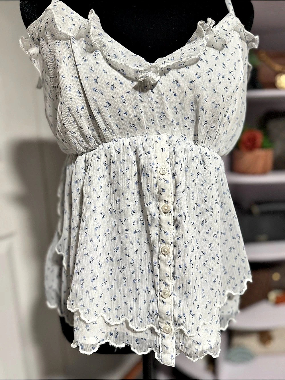 Hollister Floral Cami in White & Blue Size Large Like New